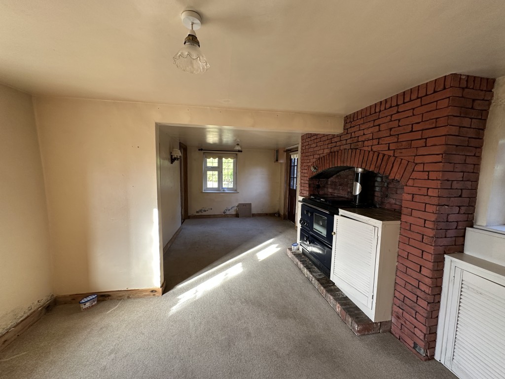 Lot: 135 - DETACHED COTTAGE FOR REFURBISHMENT ON 1.23 ACRES OF GROUNDS - Living Room